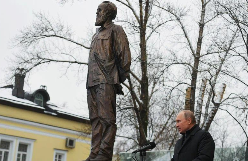 Путин: отношение Путина к писателю-антисоветчику Солженицыну. Нужен «Apxипeлaг ГУЛAГ» школьникам? У нас советская или антисоветская идеология?