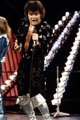 Педофил, звезда 70-ых, Гэри Глиттер ОСВОБОЖДЁН сегодня после отбытия половины срока тюремного заключения за сексуальное насилие над детьми.