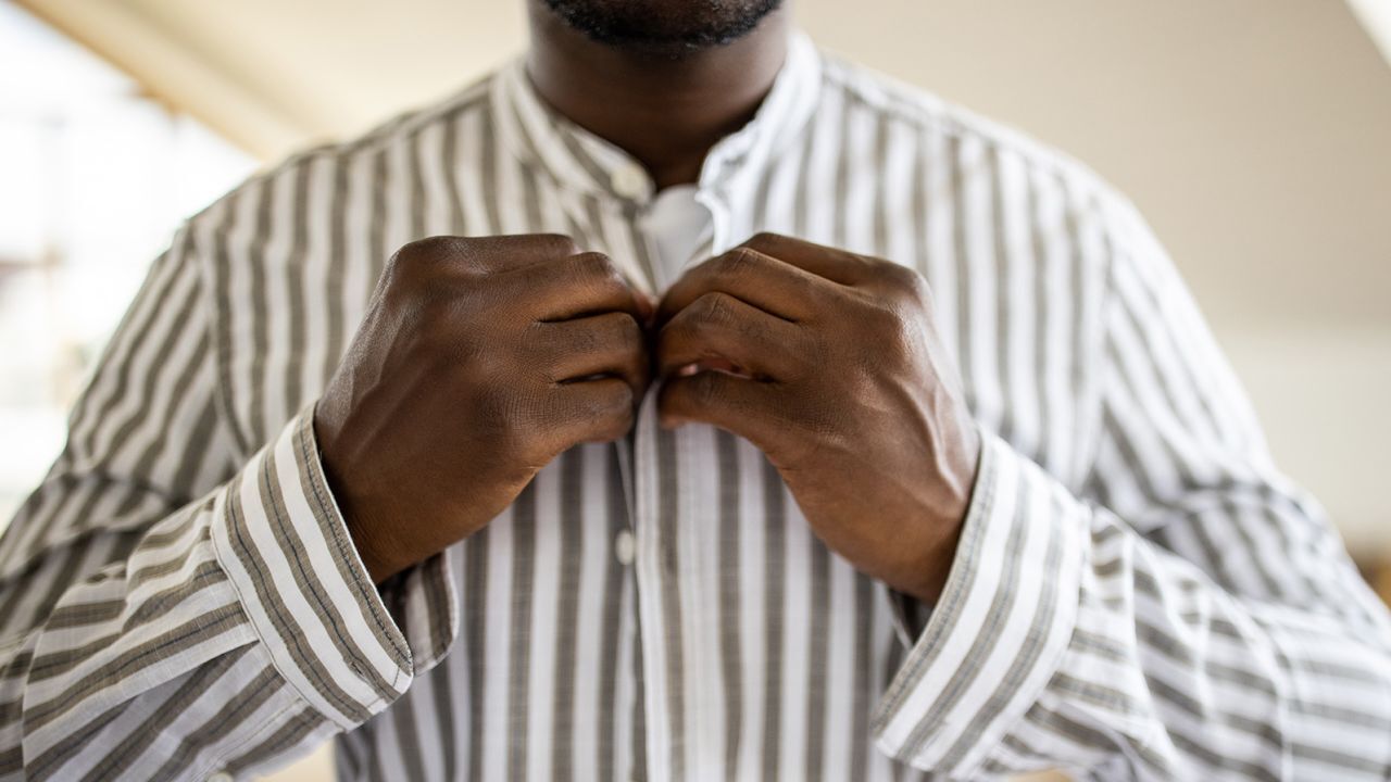 Сколько раз вы можете носить пижаму, джинсы и другую одежду, не стирая ее? Эксперты взвешивают