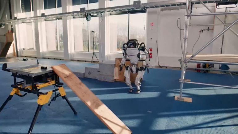 Искусственный интеллект, который быстро развивается: можем ли мы контролировать его, или он контролирует нас?