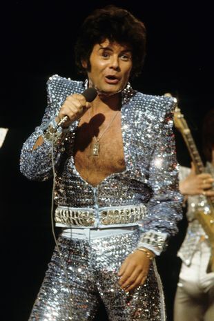 Педофил, звезда 70-ых, Гэри Глиттер ОСВОБОЖДЁН сегодня после отбытия половины срока тюремного заключения за сексуальное насилие над детьми.