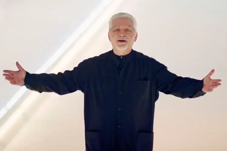 «Когда волосы вздулись, режимы падают», — сказал Рабанн. «Когда волосы гладкие, все хорошо». Ушёл из жизни пророк.