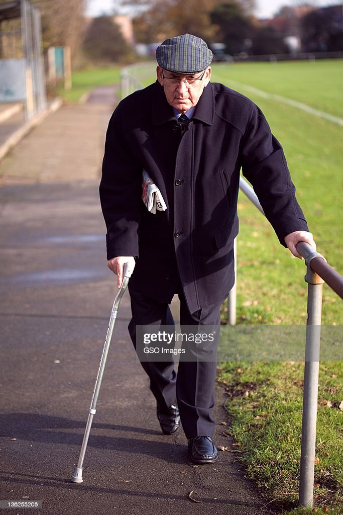 Внук ухаживает за дедом: правовые особенности предоставления доплаты