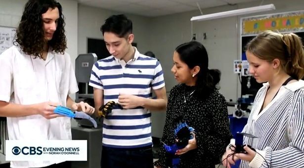 15-летний парень говорит, что одноклассники «изменили его жизнь», сконструировав ему роботизированную руку