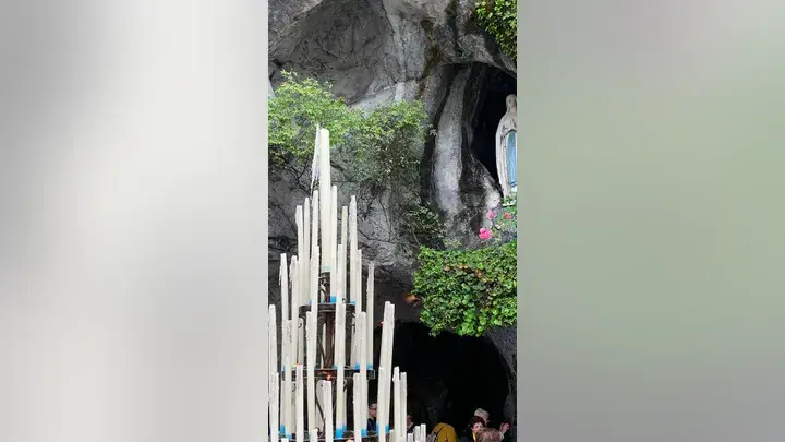 Священник из Индианы говорит, что вылечился от опухоли головного мозга после поездки в Лурд: «Благодарение Богу»