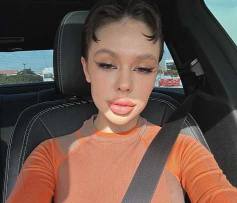 Инстасамка запретила поклонникам к себе приближаться