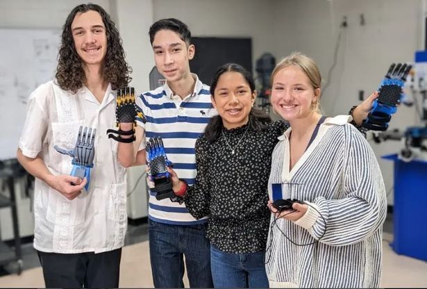 15-летний парень говорит, что одноклассники «изменили его жизнь», сконструировав ему роботизированную руку