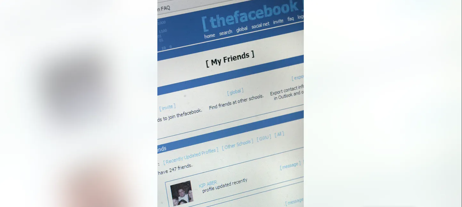 В этот исторический день, 4 февраля 2004 года, студент Гарварда Марк Цукерберг запускает Facebook<span style=