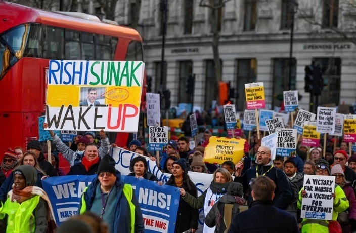 Великобритания столкнулась с крупнейшей забастовкой в сфере здравоохранения, поскольку споры о заработной плате затягиваются