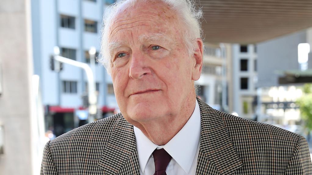 Жертвы жестокого обращения с детьми осуждают задержку в деле, которое может лишить сана Питера Холлингворта