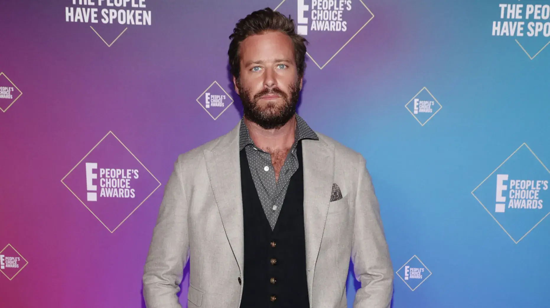 Арми Хаммер рассказывает о сексуальном насилии в детстве, попытке самоубийства и обвинениях в изнасиловании.