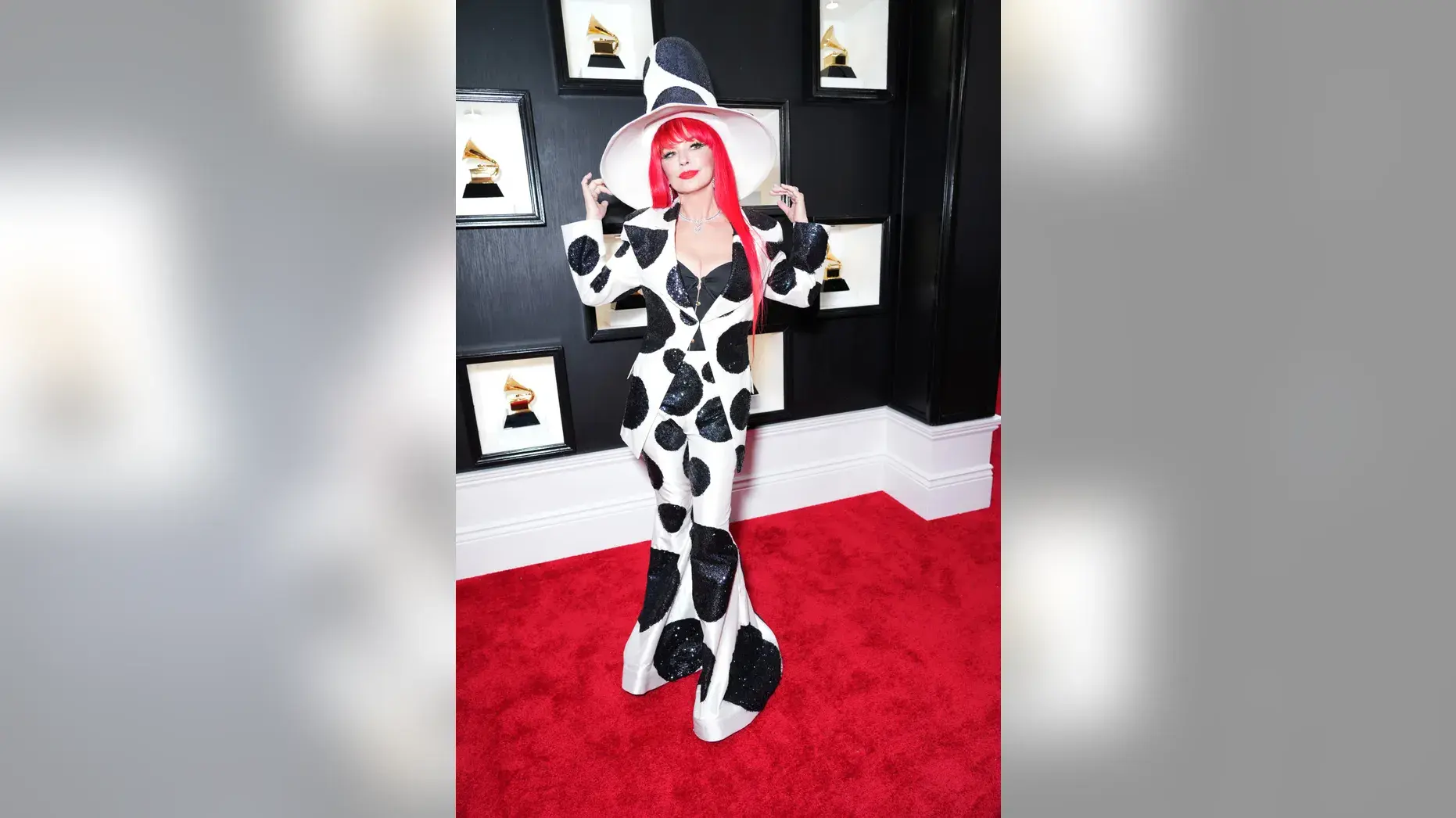 "Тейлор Свифт демонстрирует смелый образ на красной дорожке "Грэмми", а Шанайа Твейн надевает смешной костюм на крупнейшем музыкальном событии".