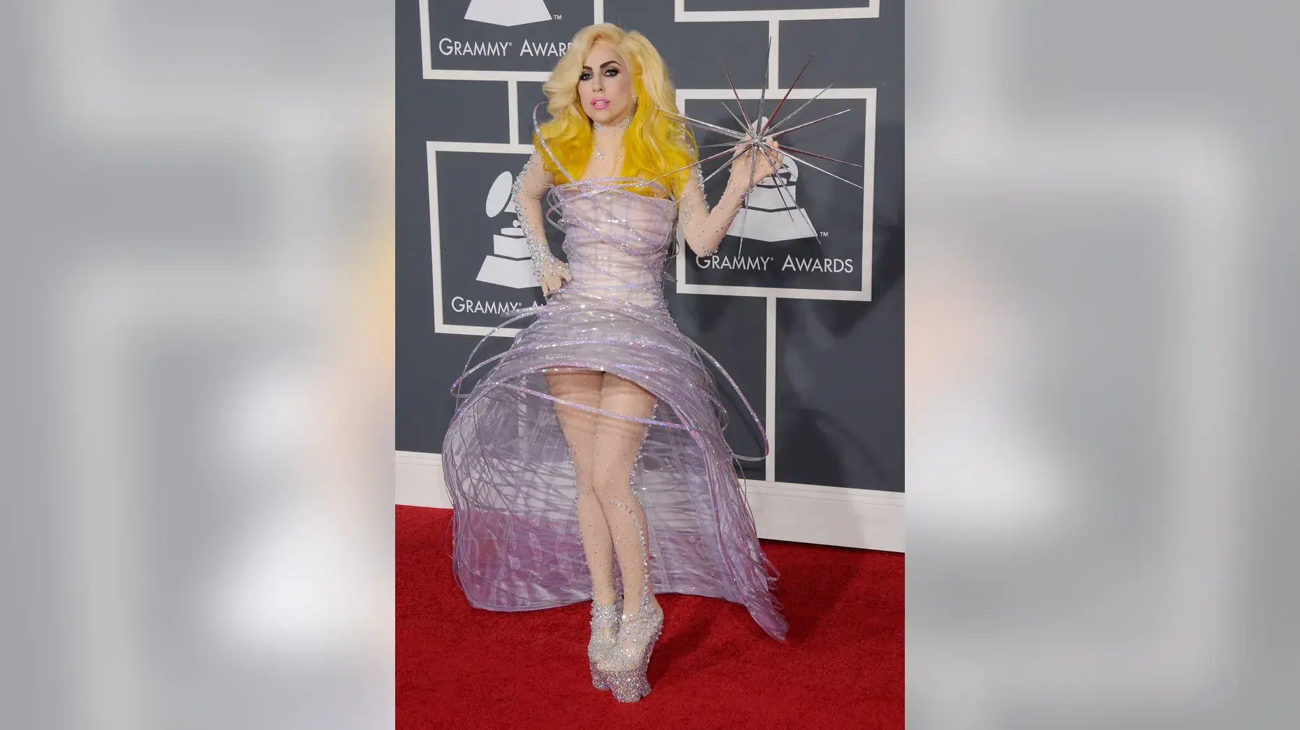 "Самая яркая и сексуальная мода церемонии вручения премии "Грэмми": Откровенное зеленое платье Дженнифер Лопес от Версаче "