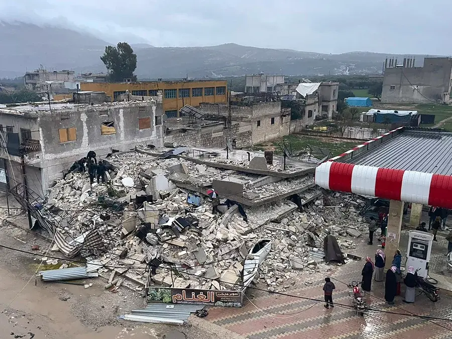 Сообщается, что более 1000 человек погибли в результате землетрясения в Турции и Сирии