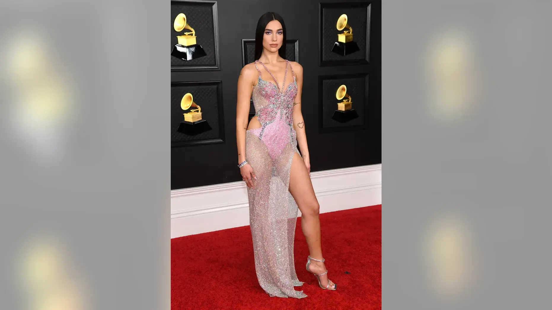 "Самая яркая и сексуальная мода церемонии вручения премии "Грэмми": Откровенное зеленое платье Дженнифер Лопес от Версаче "