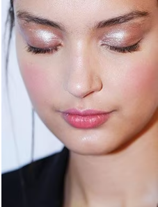 День роз 2023: 5 идей романтического макияжа, чтобы отпраздновать особый день