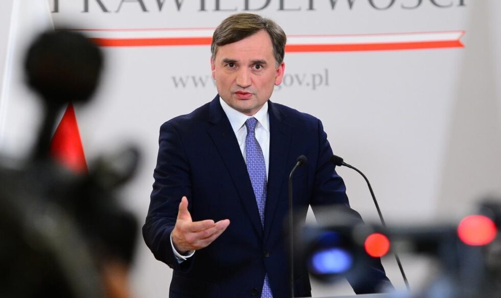 "Евросоюз протягивает свои грязные руки к польским детям”, - предупреждает министр юстиции Польши