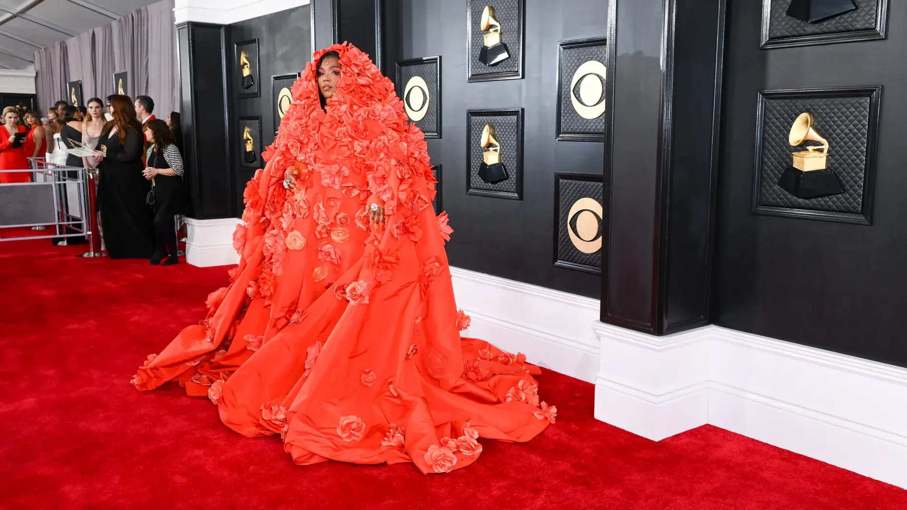 "Тейлор Свифт демонстрирует смелый образ на красной дорожке "Грэмми", а Шанайа Твейн надевает смешной костюм на крупнейшем музыкальном событии".