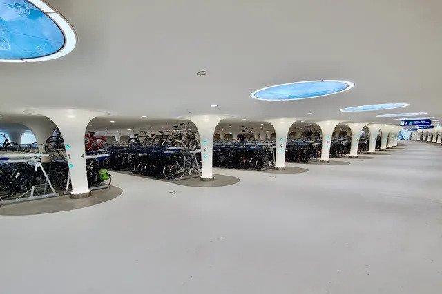 В Амстердаме построили огромный подводный гараж для велосипедов