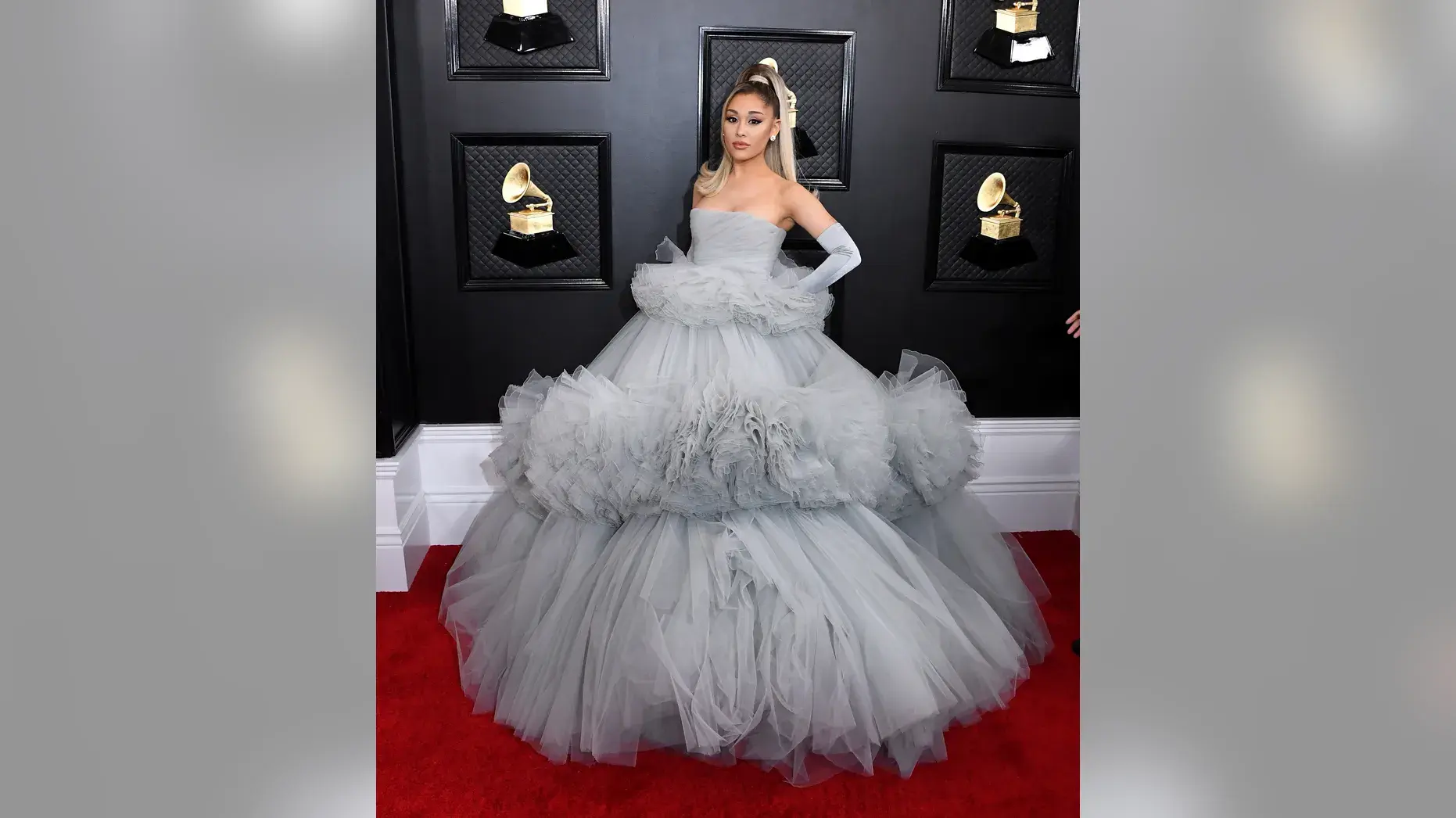 "Самая яркая и сексуальная мода церемонии вручения премии "Грэмми": Откровенное зеленое платье Дженнифер Лопес от Версаче "