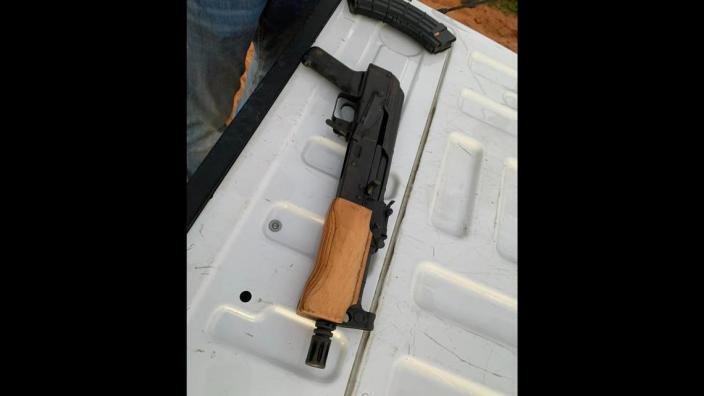 По словам шерифа Флориды, боевик устроил засаду на всадников, сделав "десятки выстрелов".