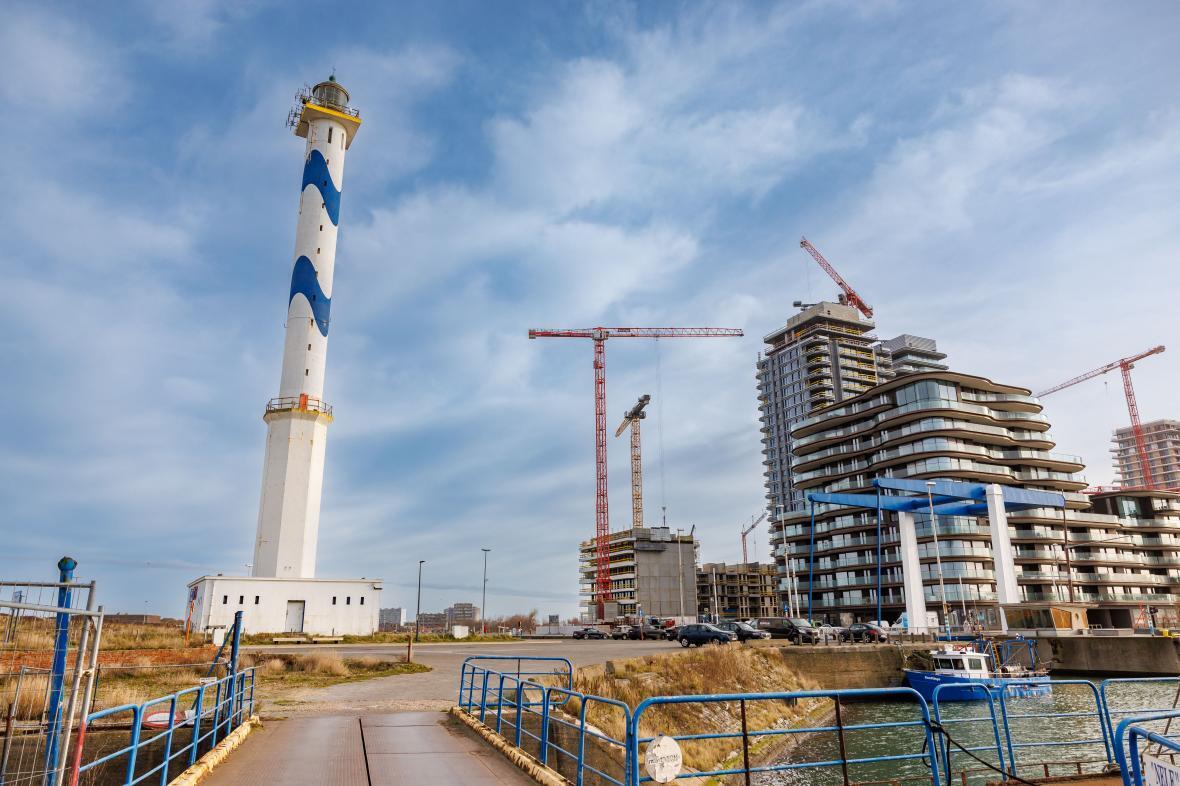 Владельцы роскошных квартир проиграли борьбу с тусклым знаменитым бельгийским маяком ...