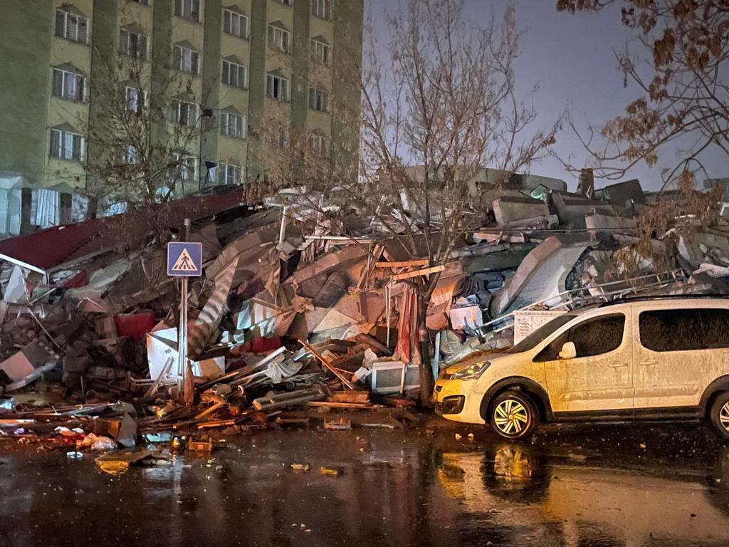Разрушительное землетрясение силой 7,8 балла по шкале Рихтера произошло в Турции и Сирии. Более 500 погибших и тысячи раненых, разрушены десятки здани