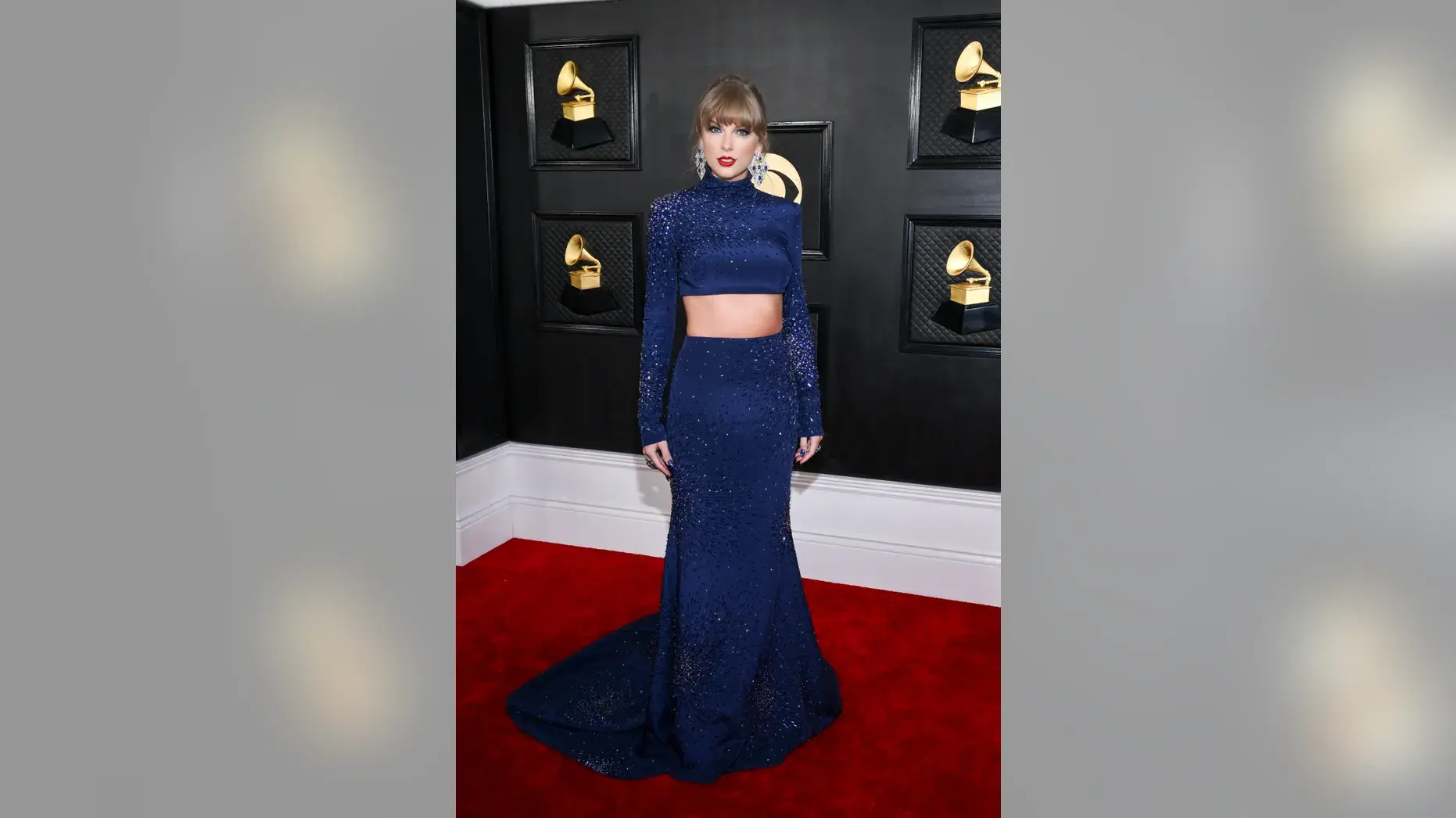 Grammys Red Carpet: Taylor Swift Dares To Bare, Shania