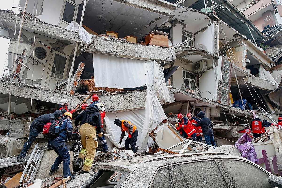 Российские спасатели вылетели в зону катастрофы в Турции