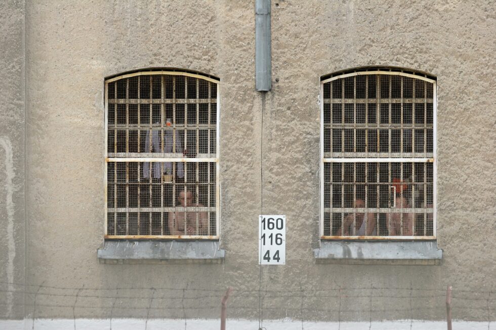 Заключенные в тюрьме в Польше подвергались физическим и психическим пыткам, включая избиения, удушение и пытку водой.