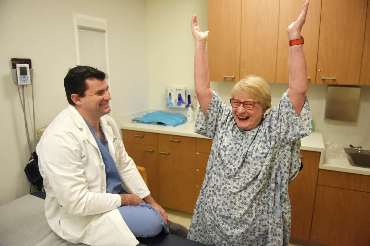 Доктор из Стэмфорда делает операцию своему бывшему учителю естественных наук из Гринвича: "Эй, никогда не знаешь наверняка".