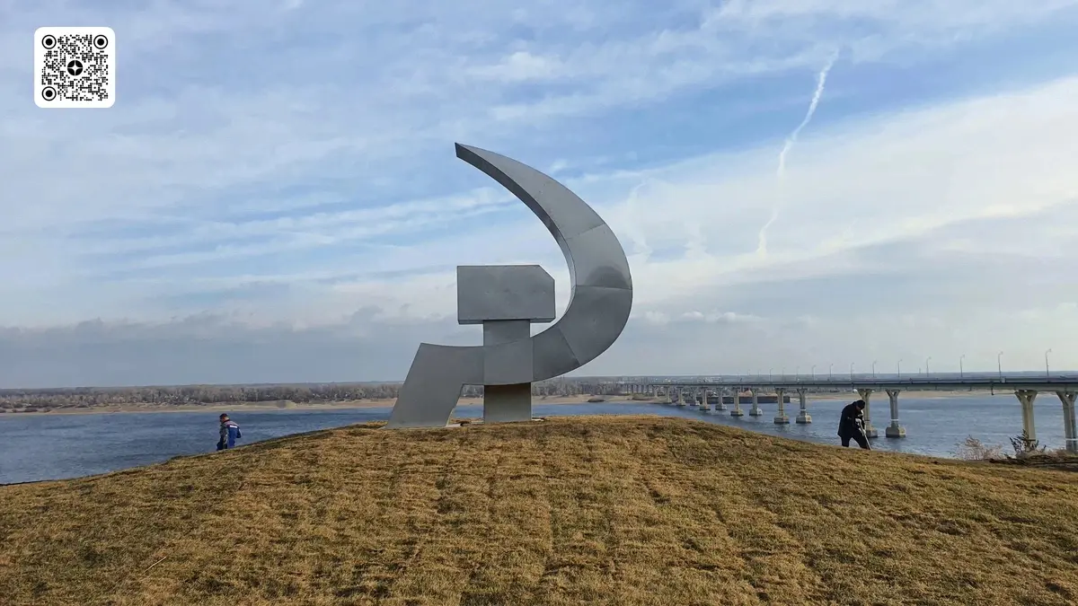 В Волгограде появилась скульптура "Серп и молот"