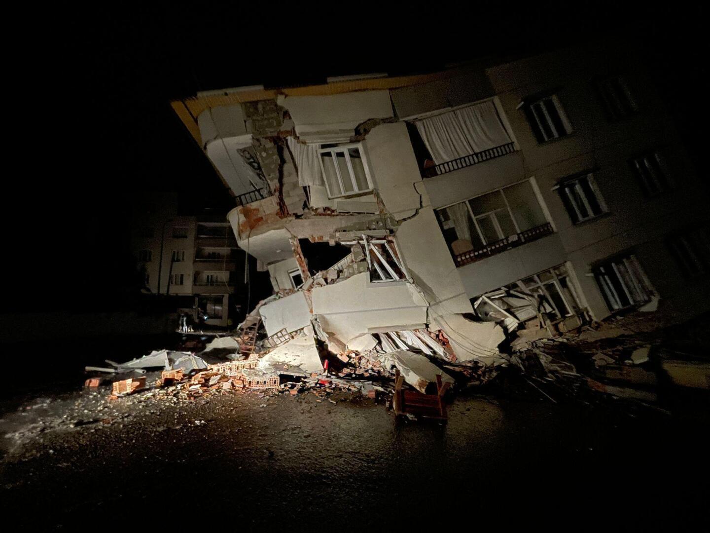 Землетрясения алматы 22 января. Разрушенное здание. Землетрясение. Обрушенное здание. Сильное землетрясение в Турции.