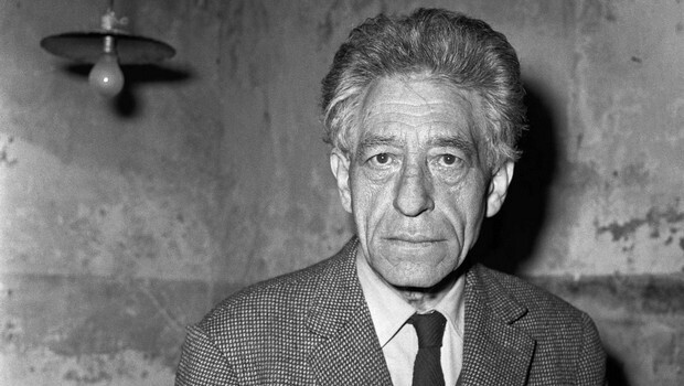 Люстра, купленная за 280 евро, сейчас стоит около 1,7 миллиона долларов.