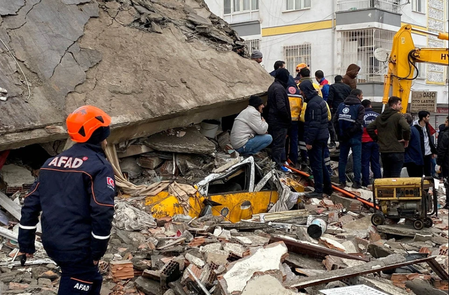 Ганский футболист Ацу найден живым под обломками после землетрясения.