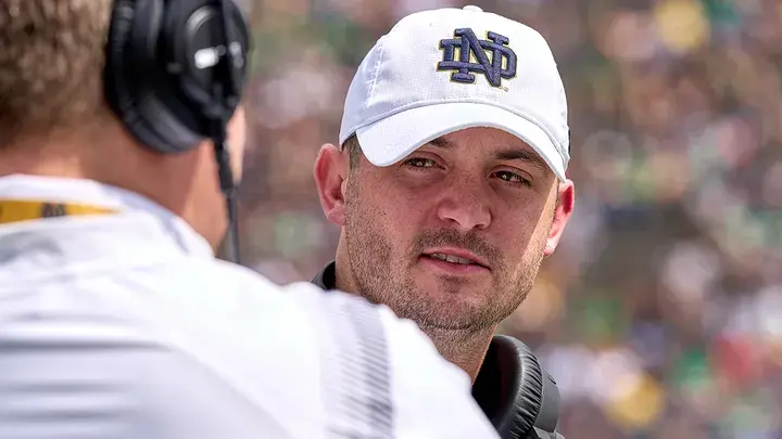 Легенда Нотр-Дама Тим Браун дает резкий ответ после того, как тренер уехал из Алабамы