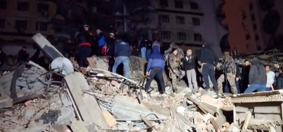 Эрдоган объявил чрезвычайное положение на три месяца в районе землетрясения