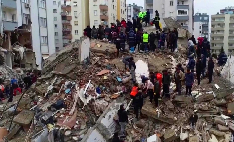 13,5 млн турецких жителей пострадали от мощного землетрясения в Кахраманмараше