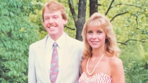 Она заняла последнее место в самолете рядом с незнакомцем. Они женаты уже 40 лет