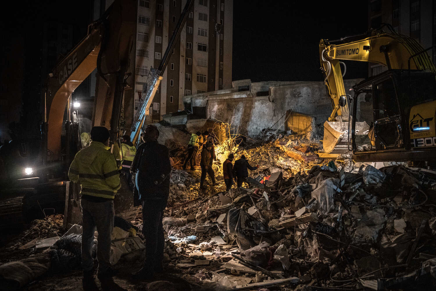 Холодная погода мешает спасателям: число жертв уже достигло 4800 человек после землетрясений в Турции и Сирии.