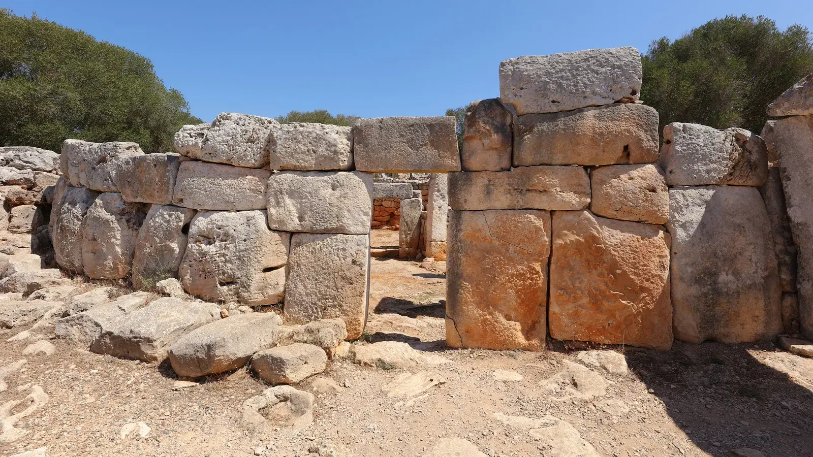 Таинственные «столы для великанов» Менорки