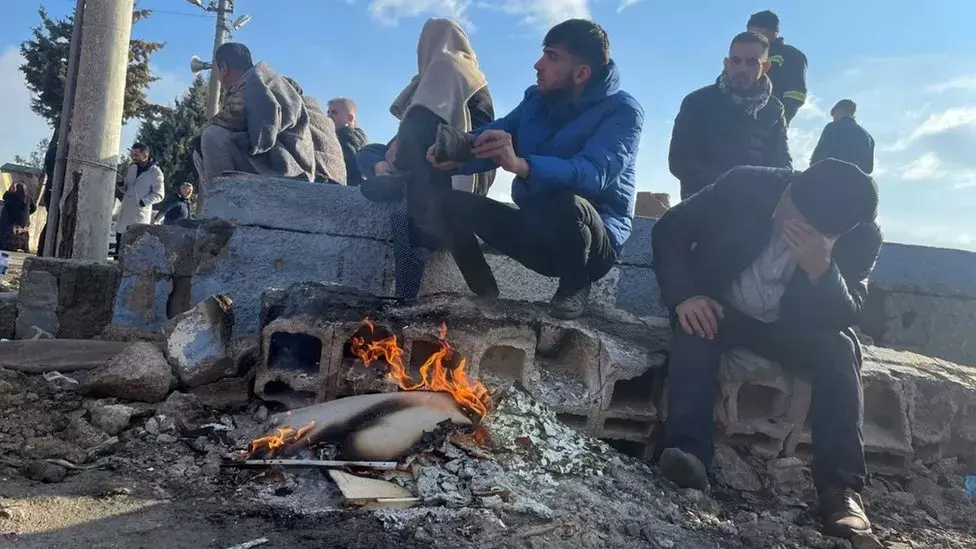 Землетрясение в Турции: Выжившие находятся на улицах, дождь мешает спасательным работам