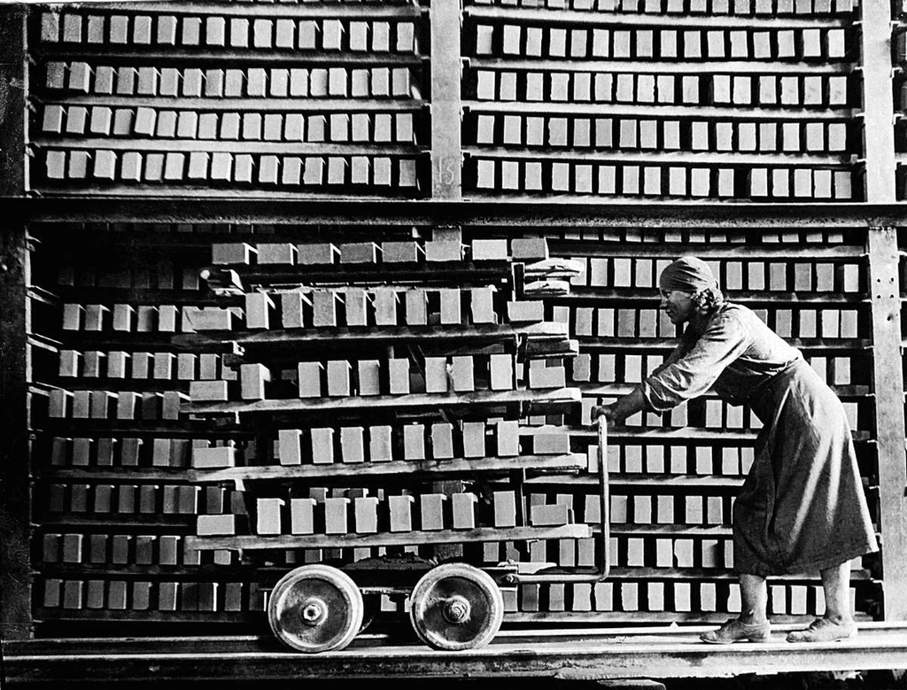 Почему наши мамы и бабушки на фотографиях выглядят намного старше своих лет?