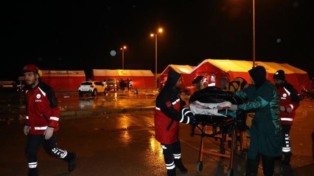 Министр Коджа: 813 машин скорой помощи и 227 бригад UMKE находятся в зоне бедствия