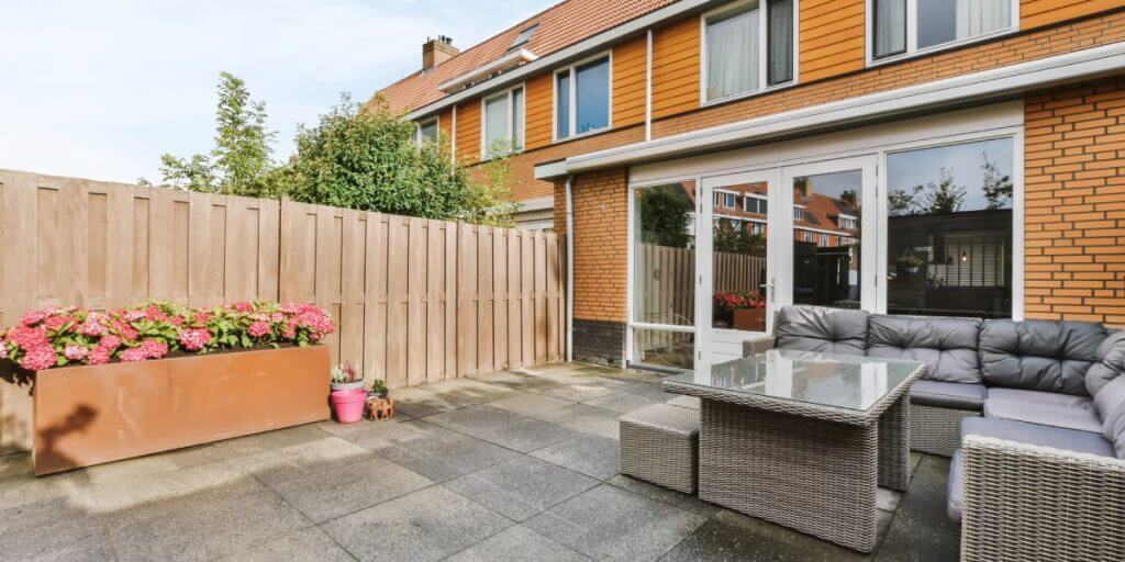 Как очистить бетонный внутренний дворик? Лучший способ для быстрого результата!