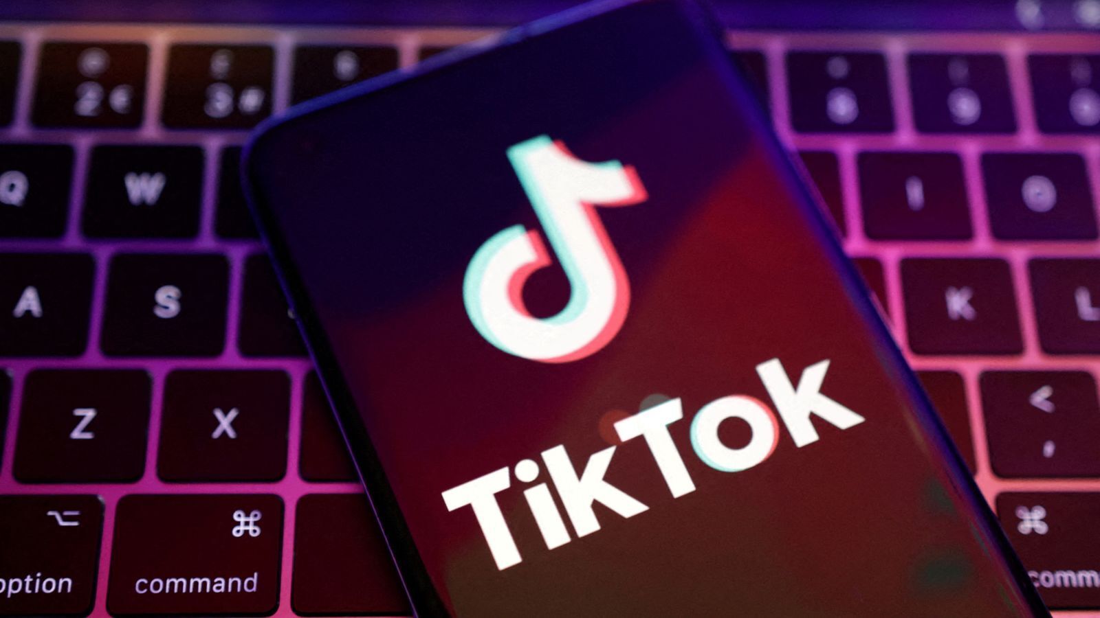 Удалите TikTok или рискуете подвергнуть свои данные «враждебным» угрозам, предупреждает глава комитета по иностранным делам