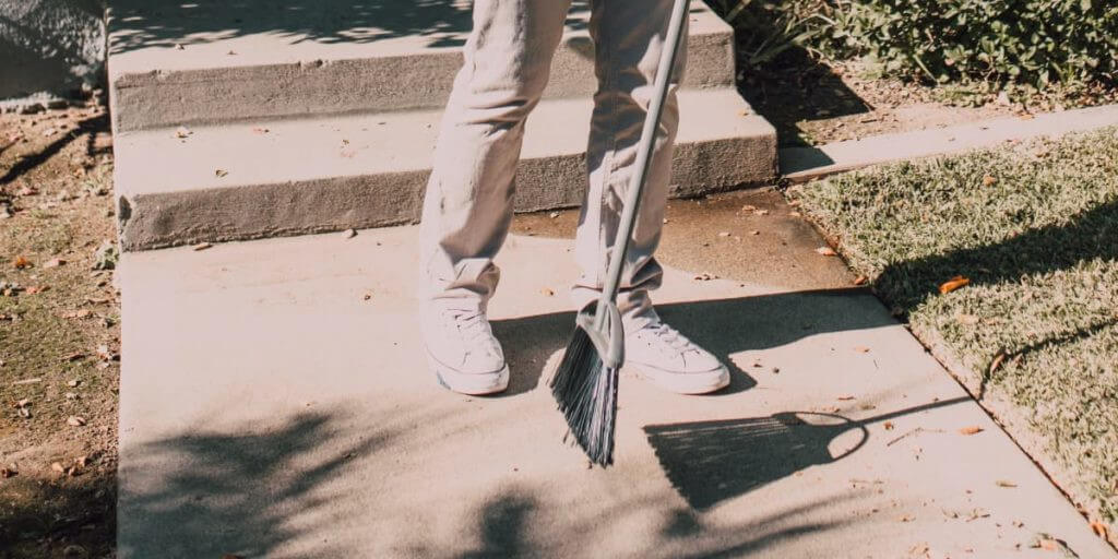 Как очистить бетонный внутренний дворик? Лучший способ для быстрого результата!