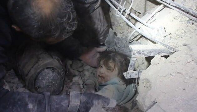 «Отец здесь, не бойся»: девушку Нур спасают из-под руин в Сирии Драматическая документация