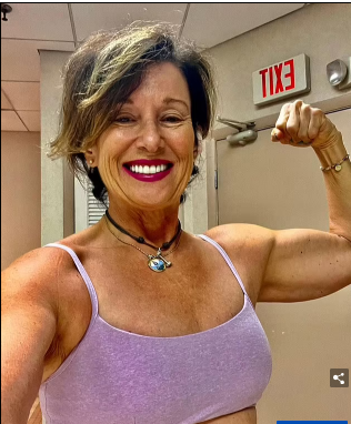Бабушка 5-ти внуков стала бодибилдером в 65 лет, заменив тренировки вином и тайской едой