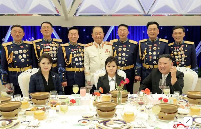 Ким Чен Ын похвалил армию перед ожидаемым военным парадом